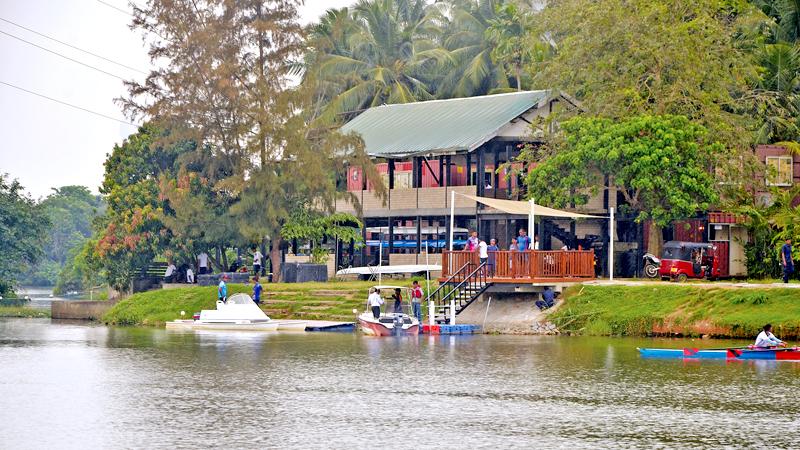 Boating in Diyatha Uyana