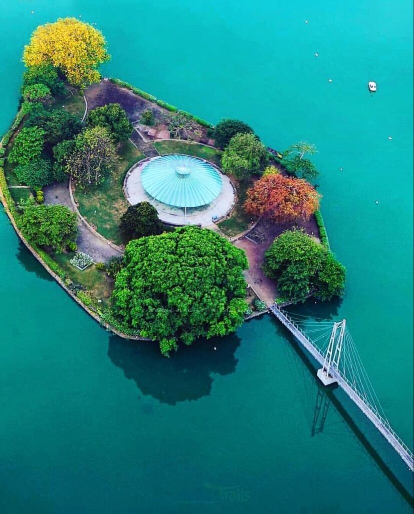 Lovers’ Island - Beira Lake