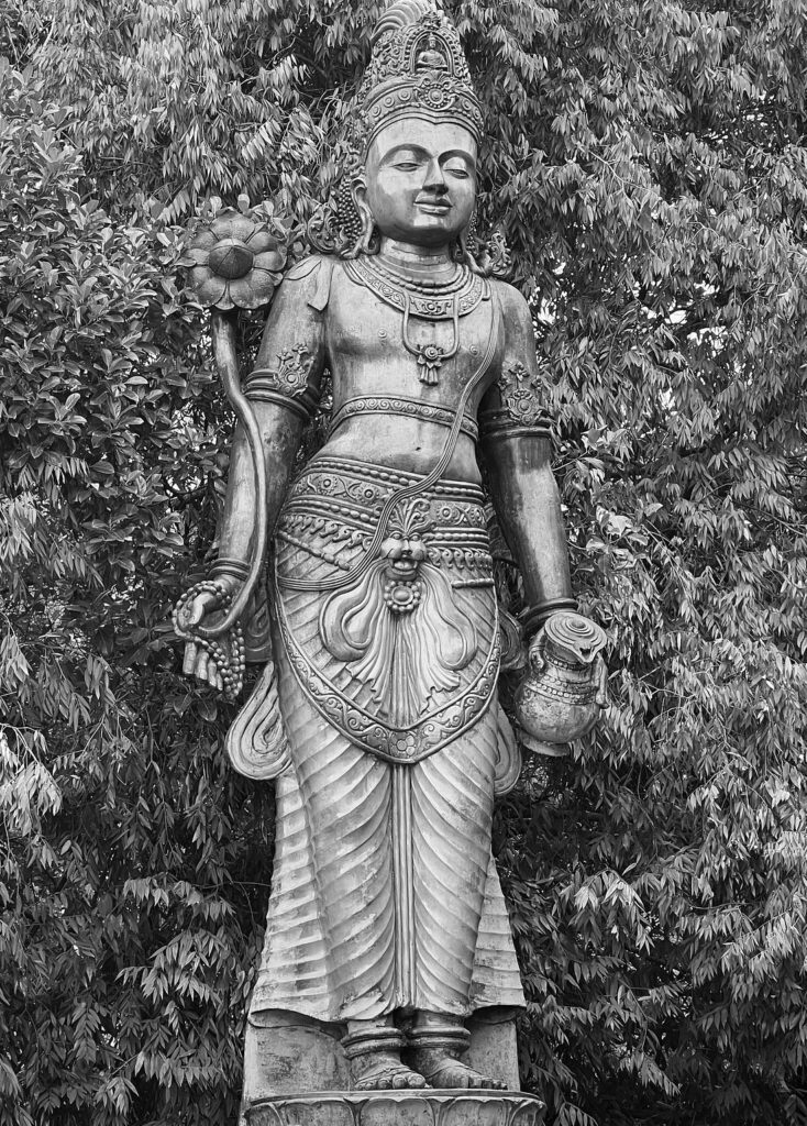 sculptures at Kelaniya Raja Maha Viharaya