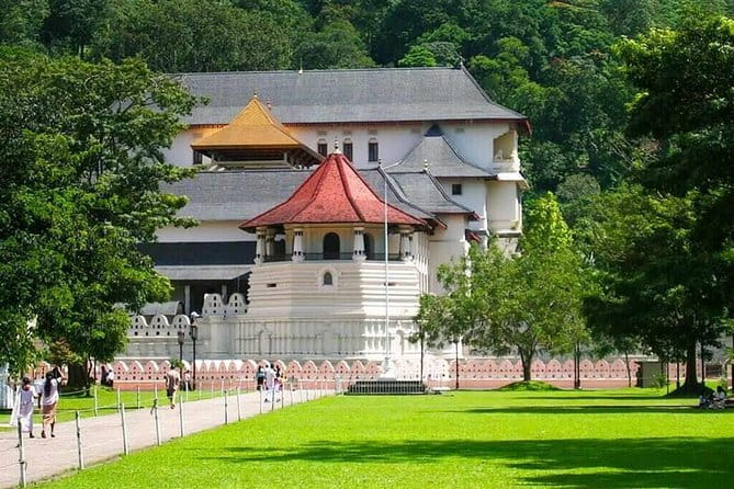 7 Days Private Guided Tour in Sri Lanka - Day 2: spice garden calm, gem shopping, Kandy lake views, and the 5:00 PM dance show