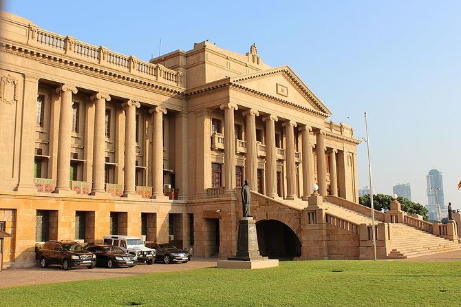 Colombo City Sightseeing - Gangaramaya (Vihara) Temple: a powerful start