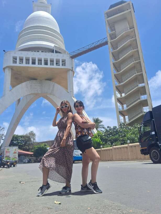 Colombo: Local Guide with Colombo City Tour by Tuk Tuk - Independence Memorial Hall and the Red Mosque: symbols of identity and style