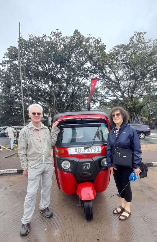 Colombo: Local Guide with Colombo City Tour by Tuk Tuk - Gangaramaya Temple: start with Colombo’s most memorable Buddhist landmark