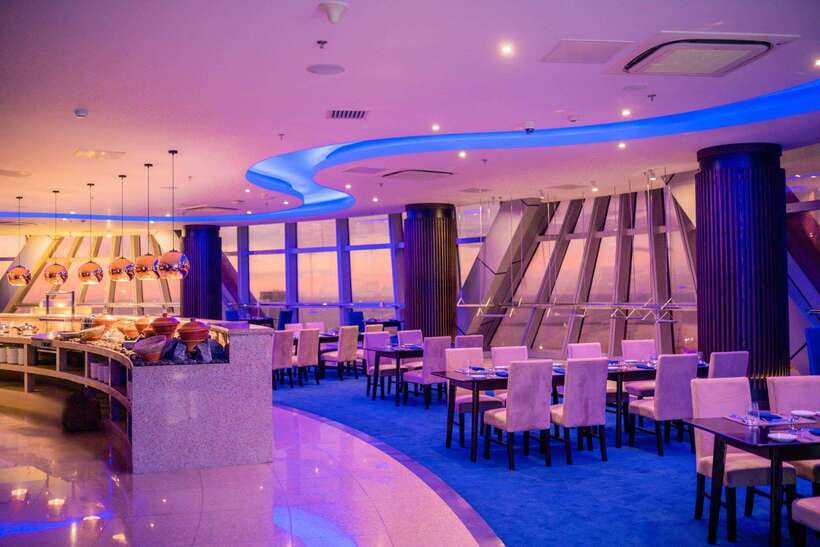Colombo: Lotus Tower Celebration Dining Experience with Cake - The surprise cake and bubbly moment