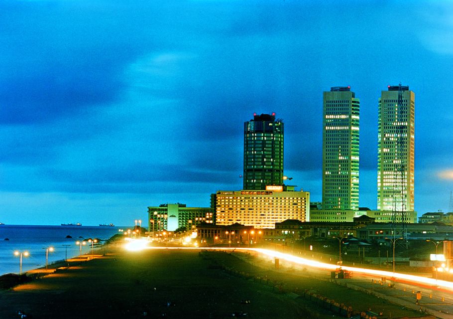 Colombo: Private City Sightseeing Tour - Galle Face Green: street food, WWII cannons, and seaside people-watching