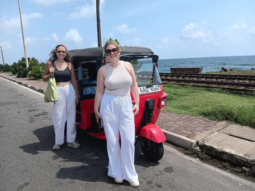 Colombo: Private City Tour with Local Food Tour by Tuk-Tuk - Galle Face Green: Starting With Prawn Wade