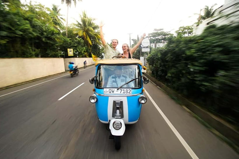 Colombo: Tuk Tuk City Highlights Tour with Lunch - Getting Oriented in Colombo on a Covered Retro Tuk Tuk