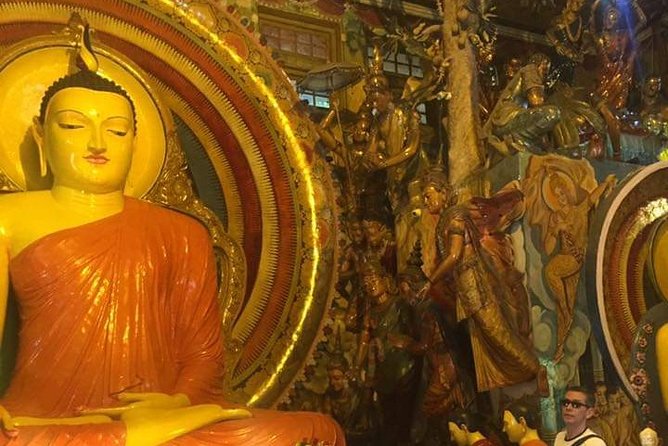 Colombo TUK TUK CITY Tours -Sightseeing Entry Fees - Parks, independence landmarks, and finishing with Galle Face Green