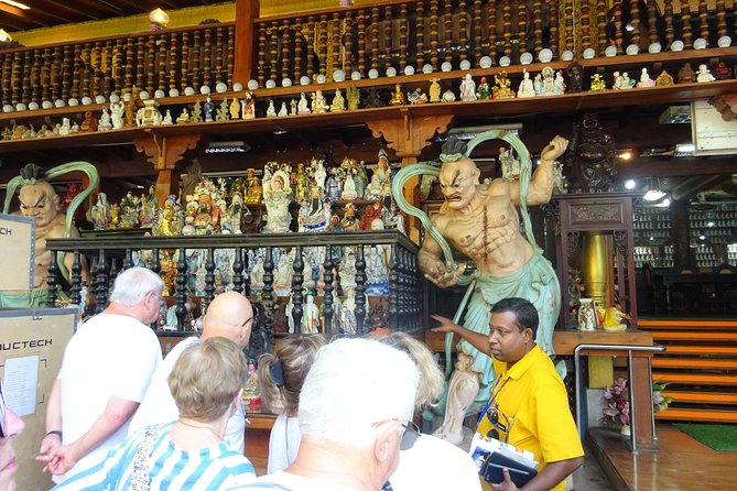 Colombo Walking Tour with Ajeet De Soyza - Getting oriented at Galle Face Hotel and Galle Face Green