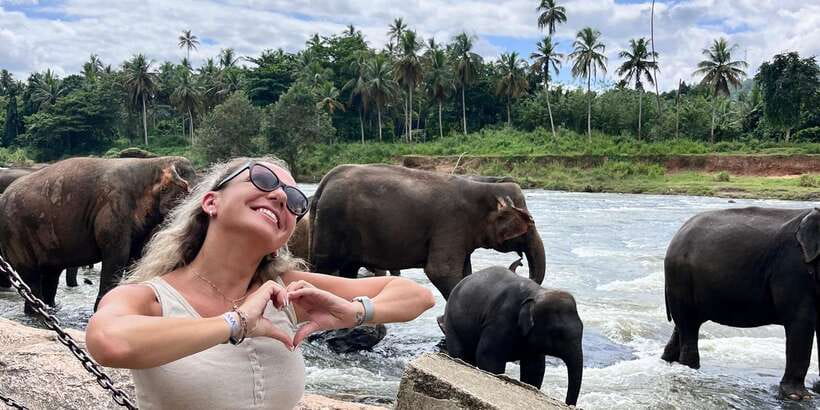 Day Tour to Elephant Orphanage / spice garden - The short restaurant break: coffee and local snacks to keep you human