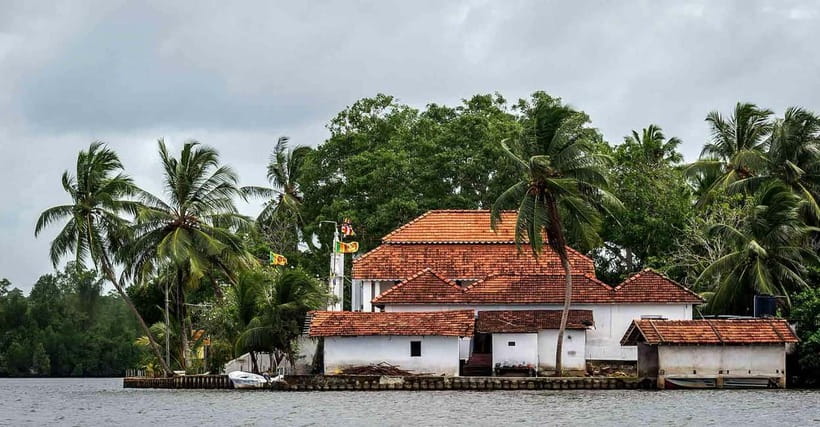 From Colombo to Galle Fort and Unawatuna Beach Day Trip - Moonstone mines in Meetiyagoda: the story behind blue moonstone