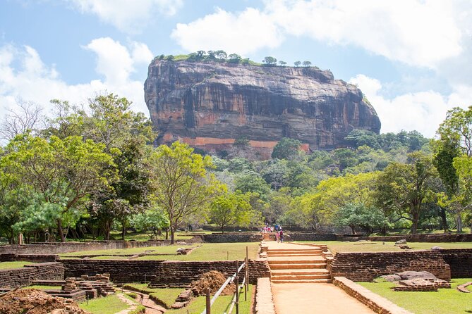 Highlights of Sri Lanka 8 Days Private Tour - Sigiriya Lions Rock + Dambulla Golden Temple + Kandy: three UNESCO hits, one fast day