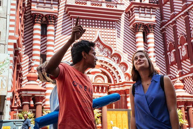 The 10 Tastings of Colombo With Locals: Private Street Food Tour - Finding your guide at Colombo Fort Railway Station